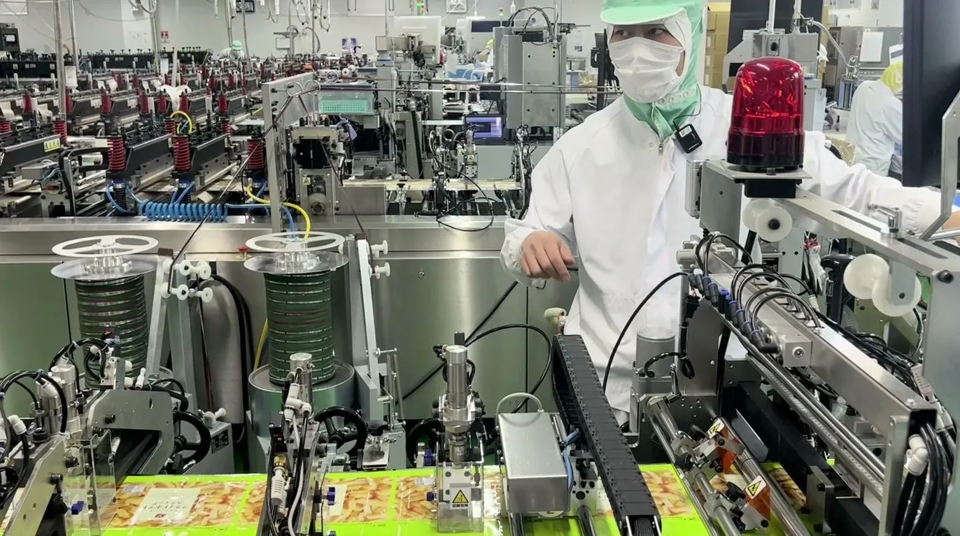 製袋機のラインで作業する製造スタッフ