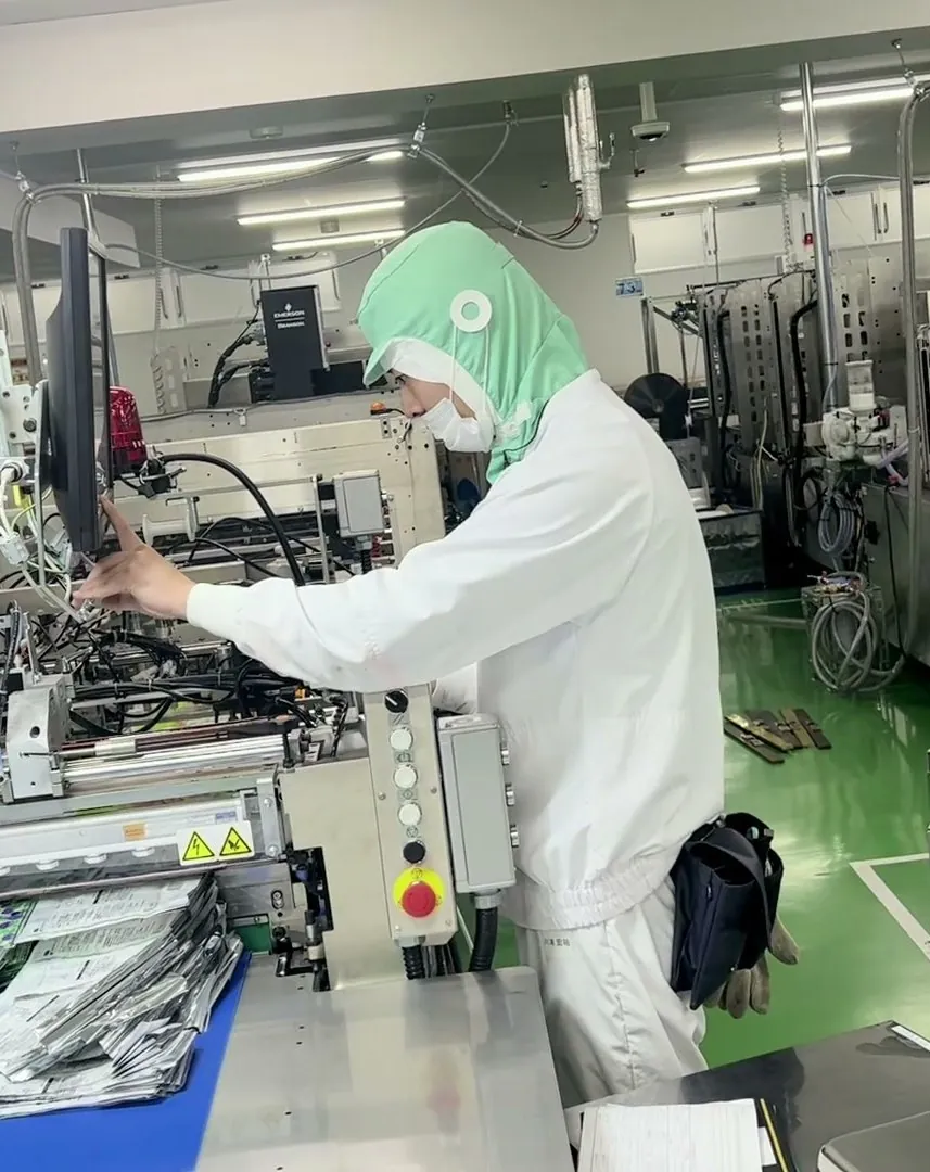 製袋機を操作する製造スタッフ