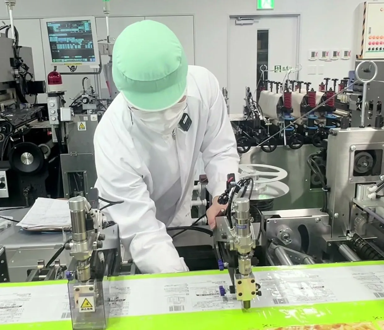 製袋機を使う製造スタッフ